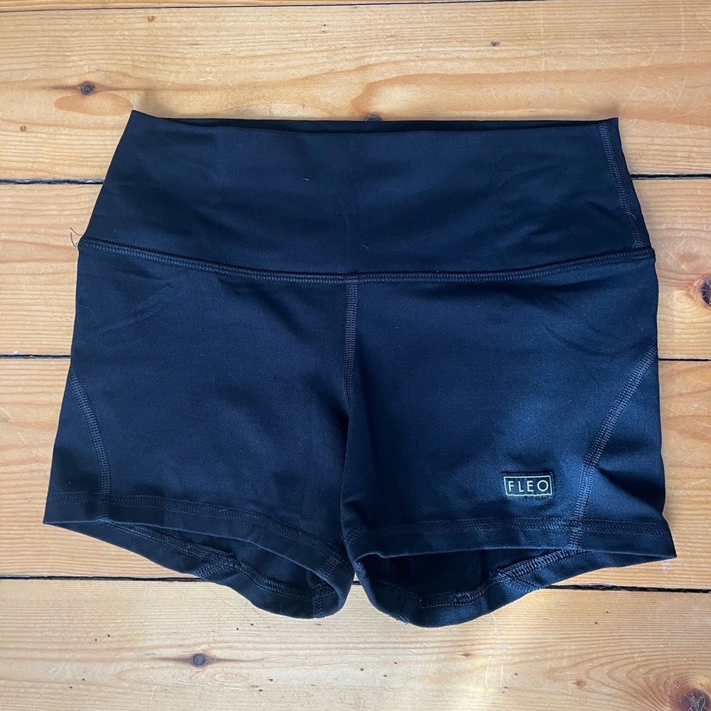 FLEO black apex shorts, small